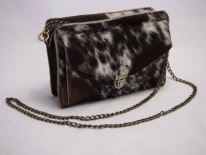 Deze kleine crossbody is gemaakt van koeienhuid