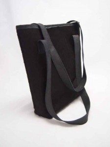 Renée is een stoere shopper gemaakt van koeienhuid en matzwart leer.