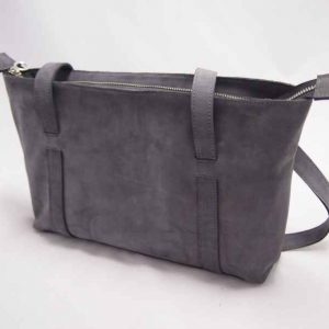 Camille in matgrijs, is een vrouwelijke schoudertas, elegant en modern door de getunnelde handvaten.