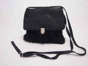 Sarah in zwarte bont.