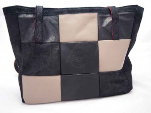 Edith is een patchwork shopper gemaakt van zwart en grijs leer.