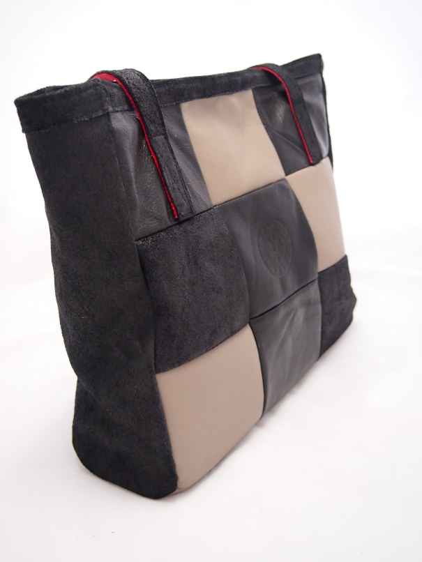 Edith Edith is een patchwork shopper gemaakt van zwart en grijs leer.
