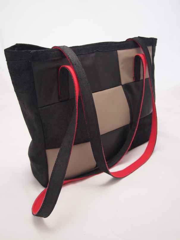 Edith Edith is een patchwork shopper gemaakt van zwart en grijs leer.