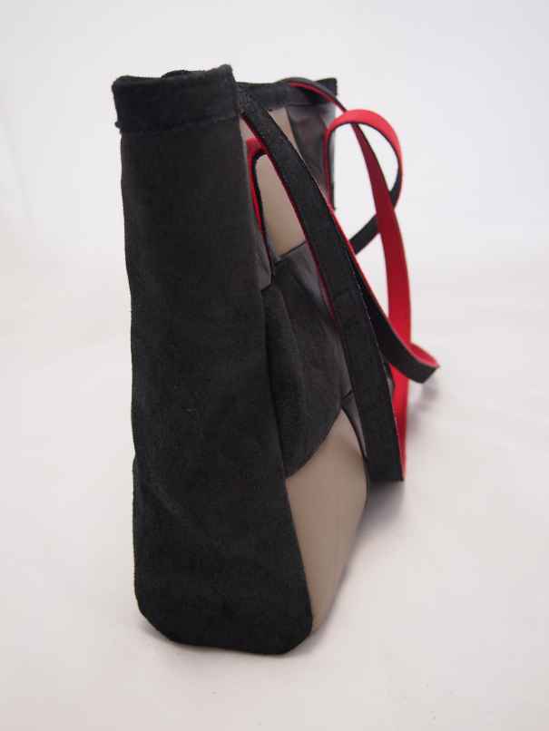 Edith Edith is een patchwork shopper gemaakt van zwart en grijs leer.