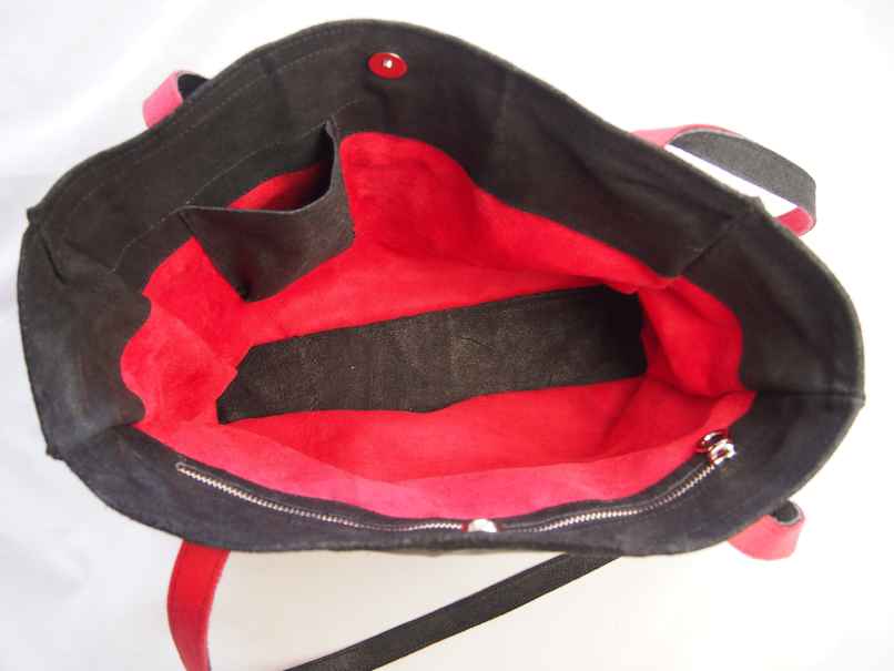 Edith Edith is een patchwork shopper gemaakt van zwart en grijs leer.