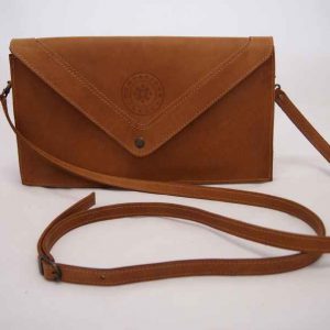 Lederen clutch 'Juliette' is uitgevoerd in bruin gevet leer en komt met een afneembare schouderband.