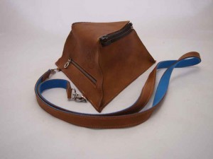 Bernard is een lederen pyramide-tas met vier driehoekige vlakken van gelijkzijdige driehoeken (tetraëder).