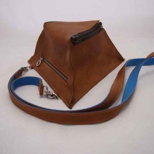 Bernard is een lederen pyramide-tas met vier driehoekige vlakken van gelijkzijdige driehoeken (tetraëder).