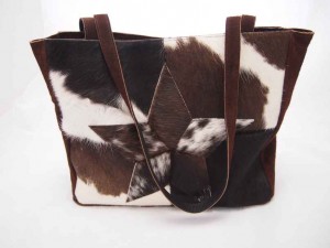 Edith Sparkling is een patchwork shopper gemaakt van bruin/witte koeienhuid en bruin leer.