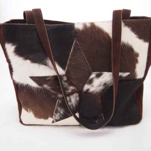 Edith Sparkling is een patchwork shopper gemaakt van bruin/witte koeienhuid en bruin leer.