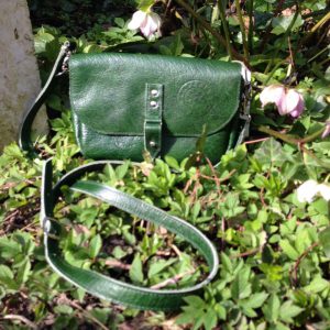 Deze kleine crossbody gemaakt van groen buffelleer